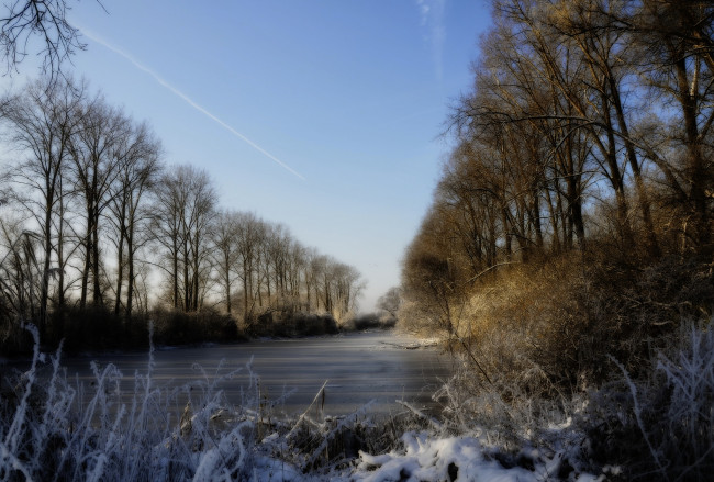 Обои картинки фото природа, реки, озера, трава, лед, река, снег, деревья