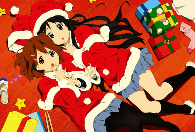 Обои картинки фото аниме, k-on, merry, chrismas, winter, палочки, подарки, пол, носок, шляпа, звезда, костюм, hirasawa, yui, akiyama, mio