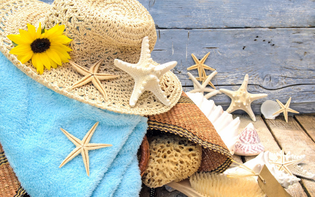 Обои картинки фото разное, ракушки,  кораллы,  декоративные и spa-камни, wood, beach, sand, песок, шляпа, аксессуары, starfishes, seashells, пляж, звезды