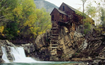 Картинка природа водопады водопад горы скала лес осень дом