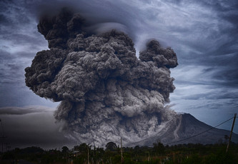 обоя природа, стихия, этна, вулкан, облака, город, тучи, дым, столб, пепел, извержение, небо