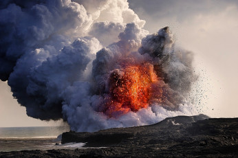 Картинка природа стихия извержение город облака тучи дым пепел брызги вода берег вулкан столб небо