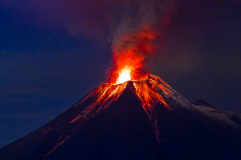 обоя природа, стихия, извержение, облака, лава, огонь, вулкан, ночь, тучи, дым, небо, пепел, столб, город