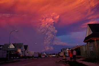 обоя природа, стихия, пепел, небо, извержение, мексика, вулкан, город, облака, тучи, дым, столб