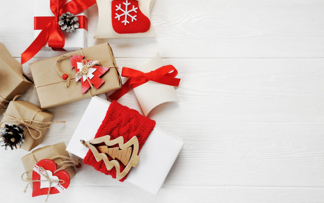 Обои картинки фото праздничные, подарки и коробочки, wood, рождество, new, year, christmas, decoration, xmas, новый, год, подарки, gift, happy, украшения, merry