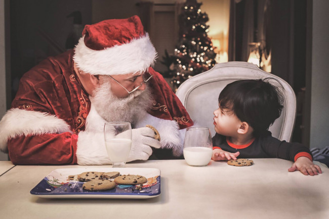 Обои картинки фото праздничные, дед мороз,  санта клаус, печенье, новый, год, молоко, угощение, рождество, мальчик, санта, клаус