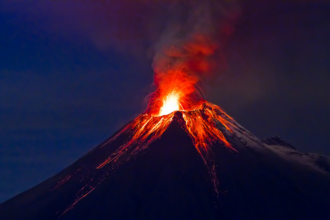 Обои картинки фото природа, стихия, извержение, облака, лава, огонь, вулкан, ночь, тучи, дым, небо, пепел, столб, город