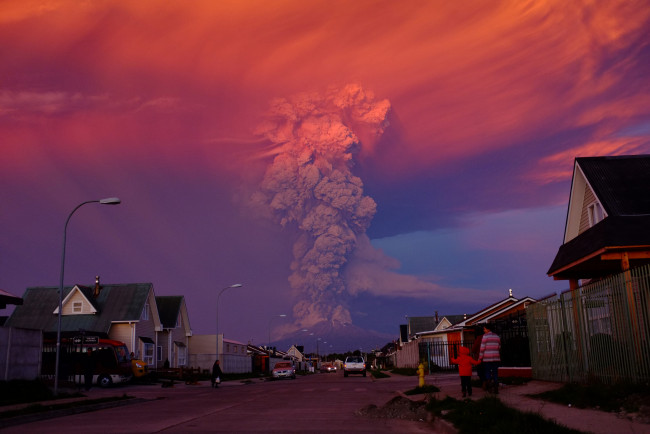 Обои картинки фото природа, стихия, пепел, небо, извержение, мексика, вулкан, город, облака, тучи, дым, столб