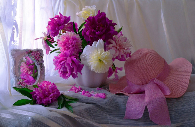 Обои картинки фото цветы, пионы, шляпа, зеркало, букет
