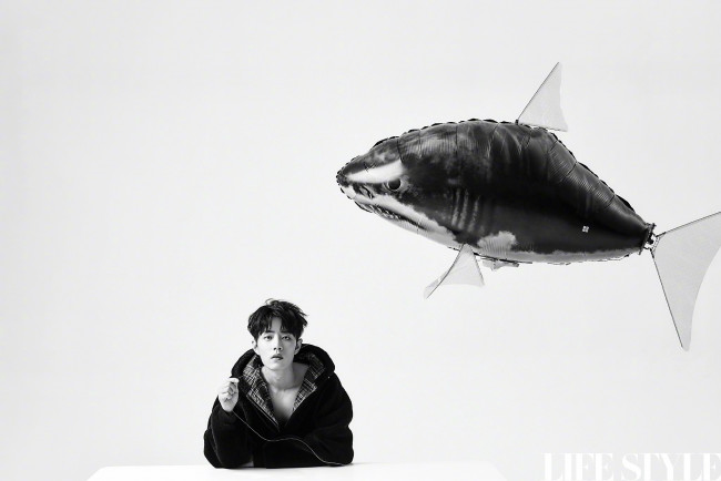 Обои картинки фото мужчины, xiao zhan, лицо, куртка, шарик, рыба