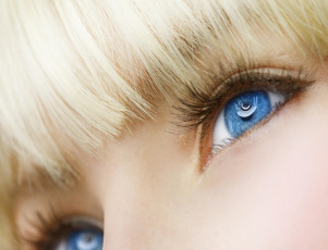 Картинка разное глаза блондинка голубые