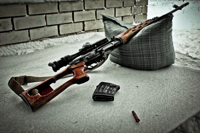 Обои картинки фото оружие, винтовки, прицеломприцелы, гильза, ремень, подушка, драгунова, оптика, обойма, снайперская, винтовка