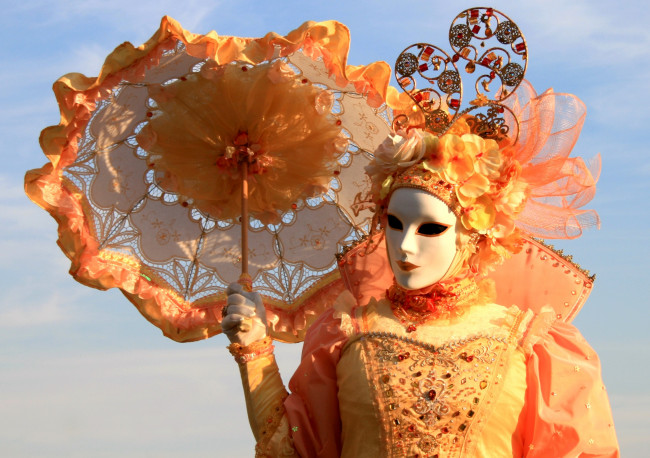 Обои картинки фото разное, маски, карнавальные, костюмы, оранжевый, зонтик, венеция, карнавал