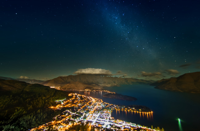 Обои картинки фото города, огни, ночного, побережье, ночной, город, новая, зеландия, звёздное, небо