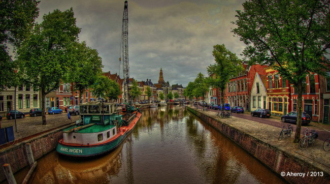 Обои картинки фото groningen,  netherlands, города, - улицы,  площади,  набережные, набережная, нидерланды, гронинген, netherlands, река, машины, кран, баржа