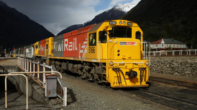 Обои картинки фото kiwirail locomotive`s dxb 5166 and dcp 4628 with the tranzalpine, техника, поезда, железная, рельсы, дорога, вагоны, локомотив, состав