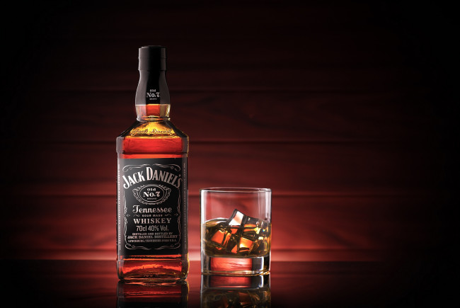 Обои картинки фото jack dniel`s, бренды, jack daniel`s, виски, стакан, бутылка, лед