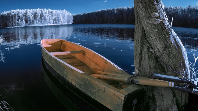 Обои картинки фото корабли, лодки,  шлюпки, озеро, дерево, лодка, весла, цепь