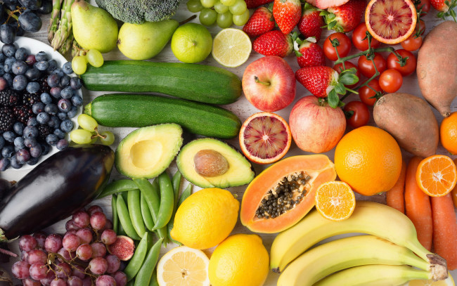Обои картинки фото еда, фрукты и овощи вместе, батат, баклажан, цуккини, банан, виноград, папайя, клубника