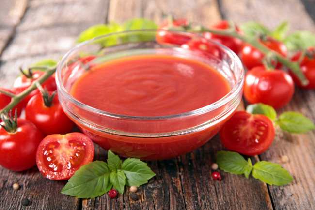 Обои картинки фото еда, помидоры, базилик, соус, томатный