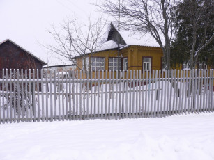 Картинка города здания дома зима забор деревья снег холод дом улица