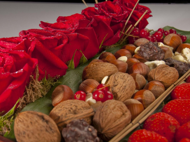 Обои картинки фото еда, разное, орехи, розы, клубника