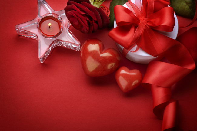 Обои картинки фото праздничные, день, св, валентина, сердечки, любовь, свеча, роза, бант, красный, фон, предметы