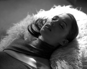 Картинка Elizabeth+Berkley девушки актриса черно-белая постель макро