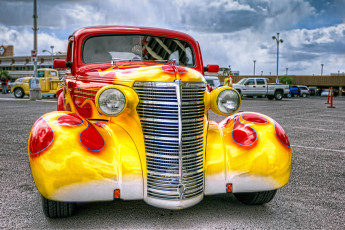 Картинка автомобили выставки+и+уличные+фото улица желтый красный