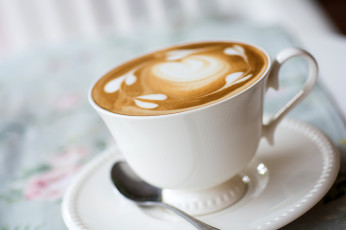 Картинка еда кофе +кофейные+зёрна напиток ложка блюдце чашка узор пена молоко капучино