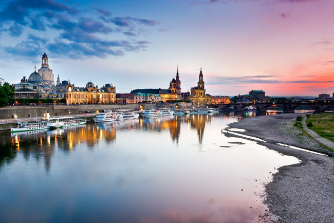 Обои картинки фото города, дрезден , германия, dresden, germany, дрезден, утро, рассвет, небо, город, река, эльба, elbe, берег, вода, отражение, здания, архитектура, пристань, лодки