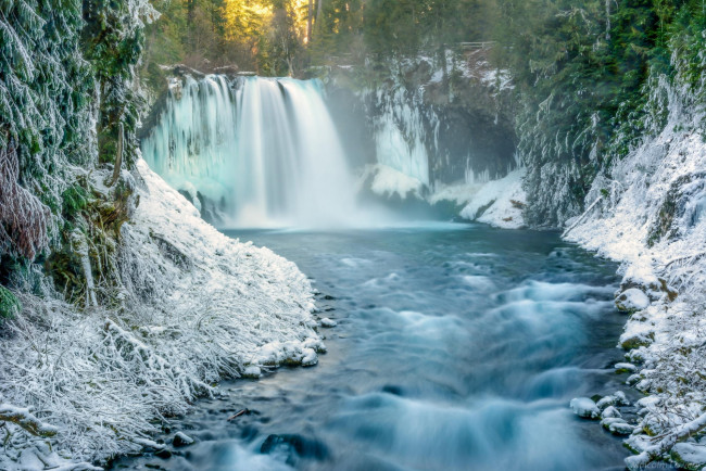 Обои картинки фото природа, водопады, лес, водопад, зима, река, утро, снег