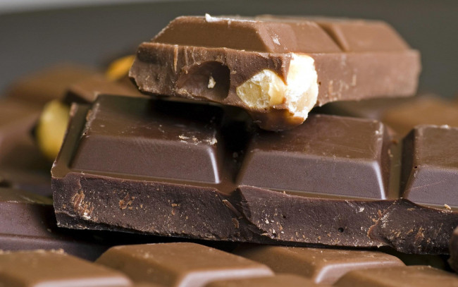 Обои картинки фото еда, конфеты,  шоколад,  сладости, плитка, орехи, куски, шоколад