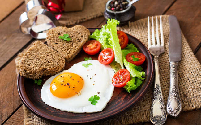 Обои картинки фото еда, Яичные блюда, tomatoes, bread, egg, помидоры, яйцо, салат, хлеб, яичница, нож, завтрак, сервировка