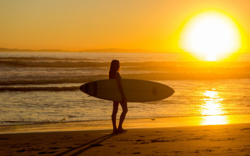 Картинка спорт серфинг рассвет доска серфингиста море девушка лето