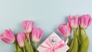 Картинка праздничные подарки+и+коробочки бант лента подарок тюльпаны