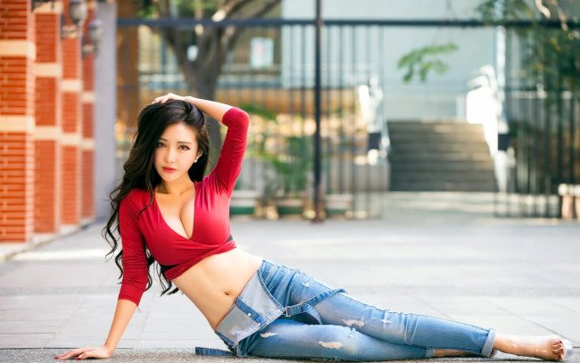 Обои картинки фото девушки, - азиатки, декольте, джинсы