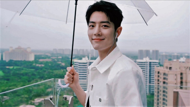 Обои картинки фото мужчины, xiao zhan, актер, зонт, балкон