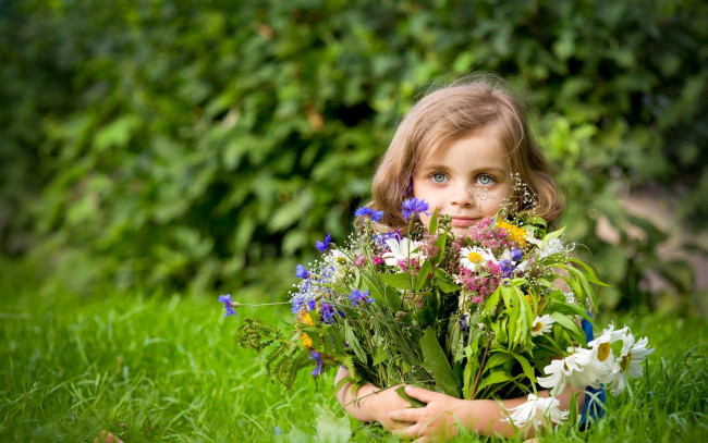 Обои картинки фото разное, дети, девочка, лицо, букет, цветы