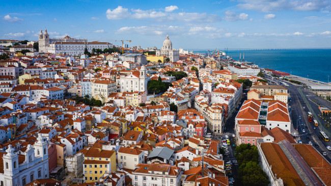 Обои картинки фото города, лиссабон , португалия, лиссабон, дома, крыши, eврoпа
