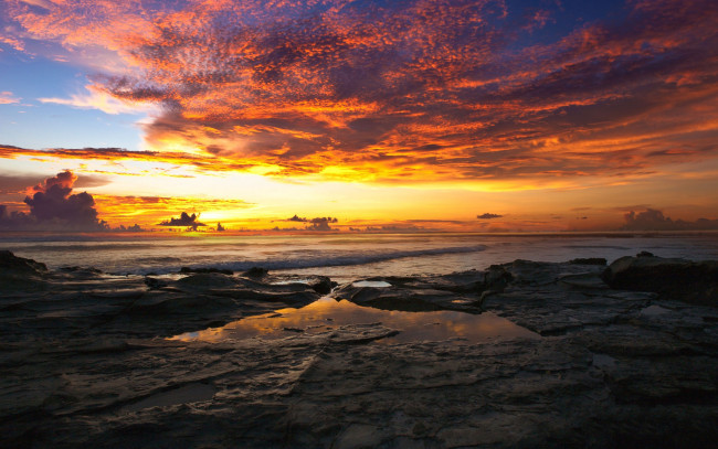 Обои картинки фото природа, восходы, закаты, волны, свет, камни, пляж, океан, тучи