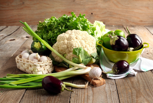 Обои картинки фото еда, овощи, салат, лук, чеснок, цветная, капуста, баклажаны