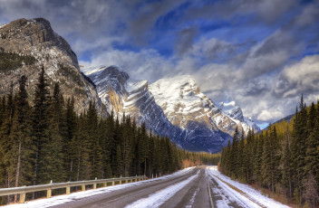 Картинка природа дороги небо облака горы снег лес дорога шоссе