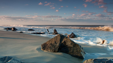 Картинка природа побережье камни море прибой закат песок берег небо облака волны