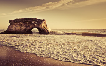Картинка природа побережье прибой волны пена скала арка берег море облака