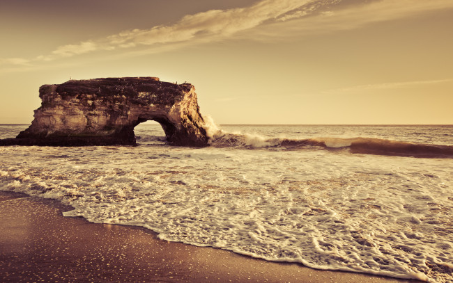 Обои картинки фото природа, побережье, прибой, волны, пена, скала, арка, берег, море, облака