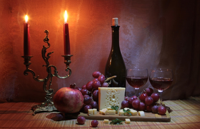 Обои картинки фото еда, натюрморт, бутылка, виноград, гранат, сыр, свечи, бокалы, вино