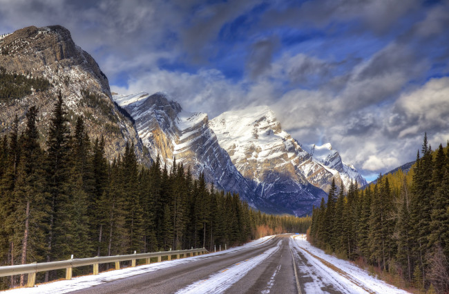 Обои картинки фото природа, дороги, небо, облака, горы, снег, лес, дорога, шоссе