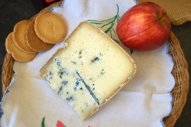 Обои картинки фото queso de las 3 leches azul de pria, еда, сырные изделия, сыр