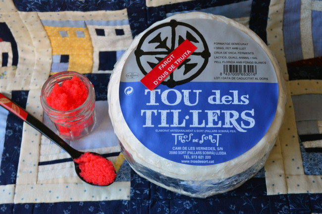 Обои картинки фото tou dels til·lers con huevos de trucha, еда, сырные изделия, сыр